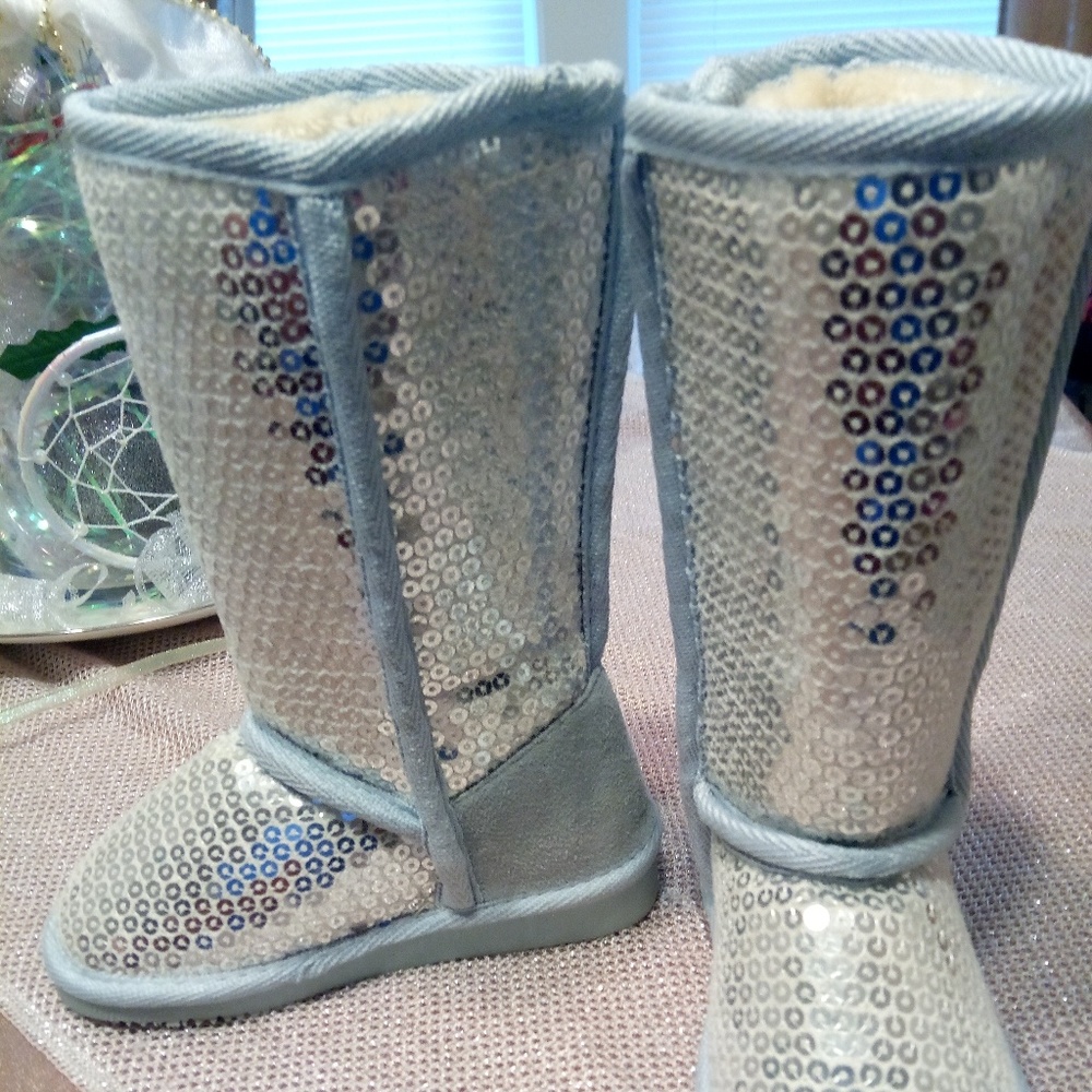 !!!SOLD!!!Toddle Girls size 8 sliver sparkle boots